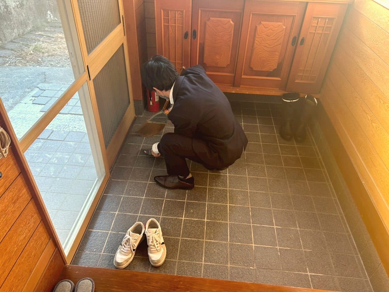 玄関口の清掃